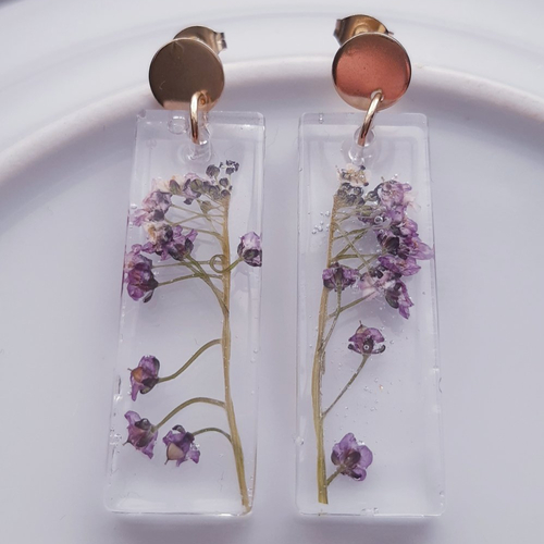 Boucles d'oreilles grand rectangle résine fleur séchée lilas vert blanc et puces or - acier inoxydable
