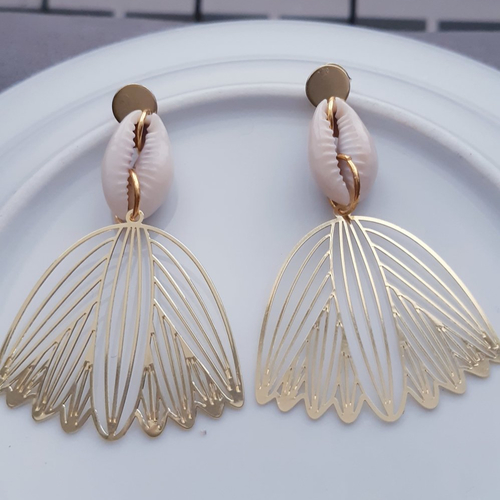 Boucles d'oreilles coquillage cauri nacre beige , fleur filigrane doré et puces or - acier inoxydable