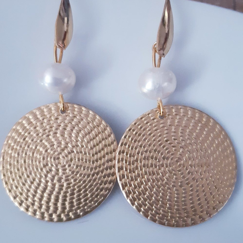 Boucles d'oreilles perle d'eau douce nacre blanche, rond doré martelé et pendant or - acier inoxydable