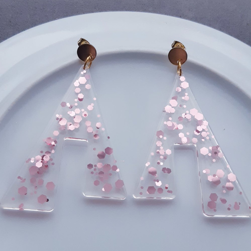 Boucles d'oreilles triangle graphique résine blanche paillettes rose poudré et puces or - acier inoxydable