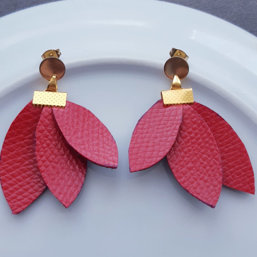 Boucles d'oreilles feuilles rouge en cuir upcyclé et puces or - acier inoxydable