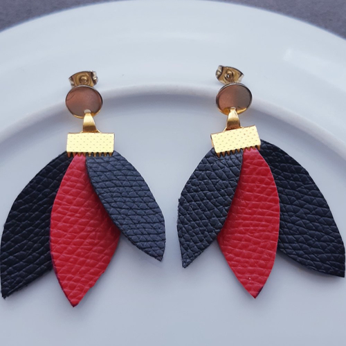 Boucles d'oreilles feuilles rouge bordeaux noir en cuir upcyclé et puces or - acier inoxydable