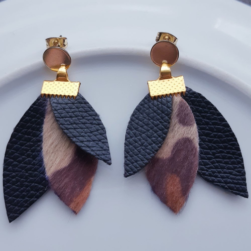 Boucles d'oreilles feuilles noir léopard en cuir upcyclé et puces or - acier inoxydable