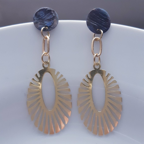Boucles d'oreilles pastille de coquillage nacre bleu marine à breloque ovale doré et puces or - laiton