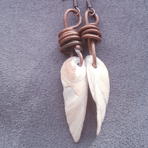 Boucles d'oreilles ethniques, pointe de coquillage nacre beige crème et cuivre vieilli