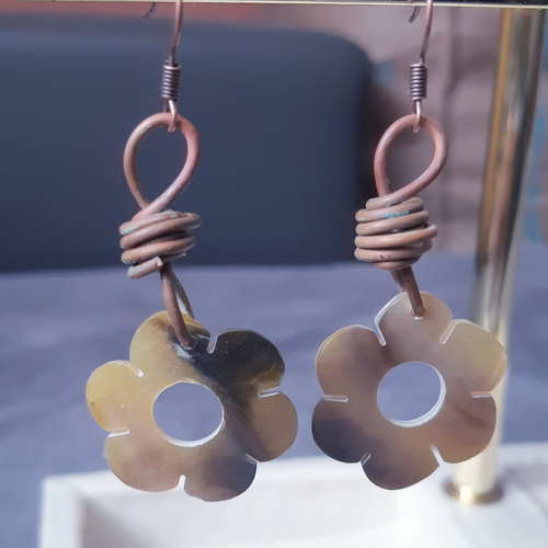 Boucles d'oreilles fleur de coquillage nacre beige marron et cuivre vieilli - acier inoxydable