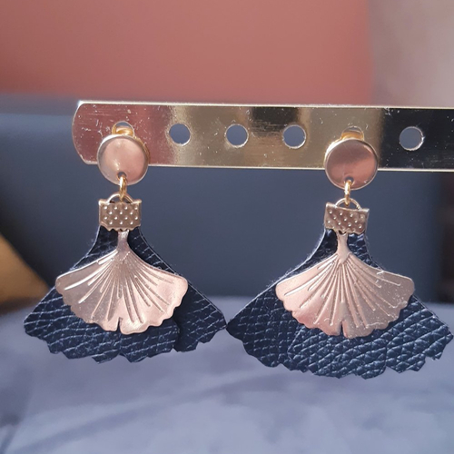 Boucles d'oreilles feuille de ginkgo noir en cuir upcyclé, estampe doré et puces or - acier inoxydable