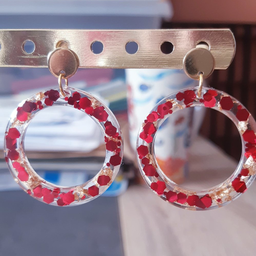 Boucles d'oreilles anneau résine uv blanche à paillettes rouge doré et puces or - acier inoxydable