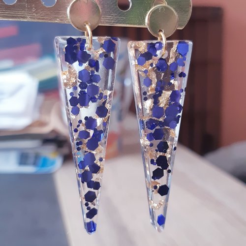 Boucles d'oreilles triangle résine uv blanche à paillettes bleu marine doré et puces or - acier inoxydable