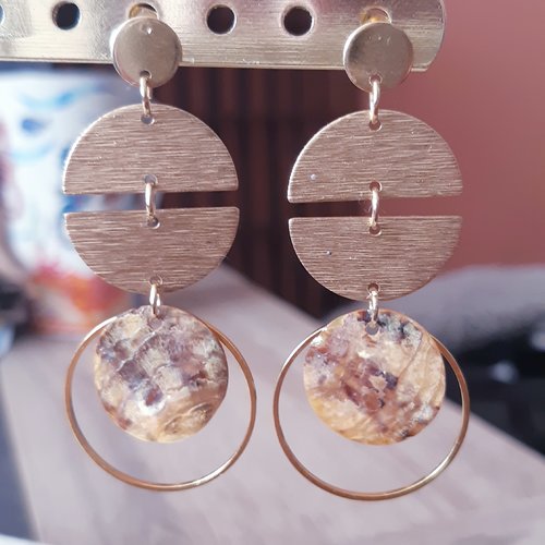 Boucles d'oreilles pastille de coquillage nacre moutarde ocre marron , cercle , demi-lune doré et puces or - acier inoxydable