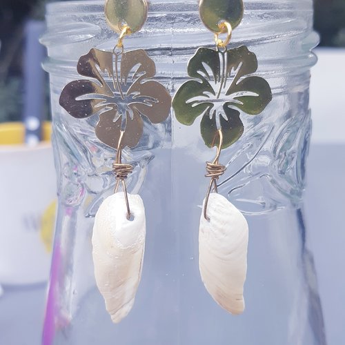 Boucles d'oreilles coquillage nacre crème beige , fleur de lotus doré et puces or - acier inoxydable