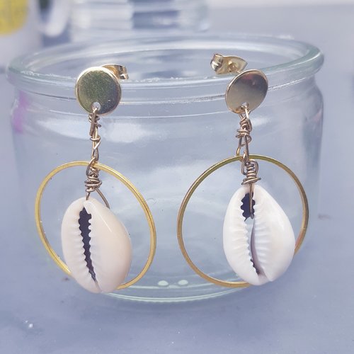 Boucles d'oreilles coquillage cauri nacre beige crème , cercle doré et puces or - acier inoxydable