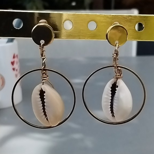 Boucles d'oreilles coquillage cauri nacre beige crème , cercle doré et puces or - acier inoxydable