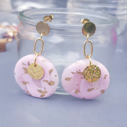 Boucles d'oreilles pastille pâte polymère rose poudré à paillettes , rond doré martelé et puces or - acier inoxydable