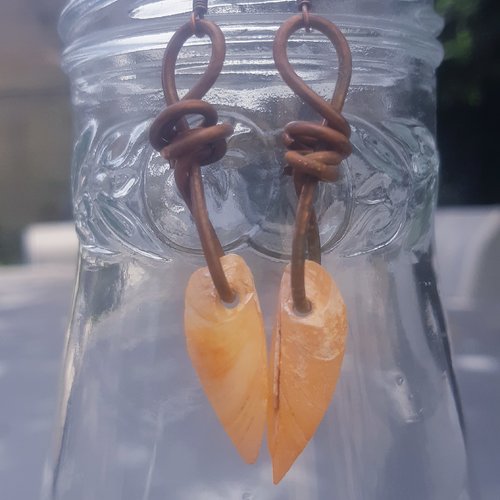 Boucles d'oreilles asymétriques coquillage nacre orange et cuivre vieilli - acier inoxydable