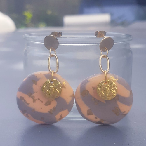 Boucles d'oreilles pastille pâte polymère saumon gris à paillettes , rond doré martelé et puces or - acier inoxydable