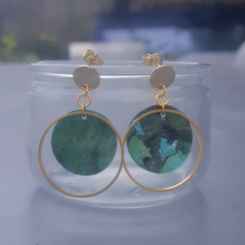 Boucles d'oreilles pastille de coquillage nacre vert, cercle doré et puces or - acier inoxydable