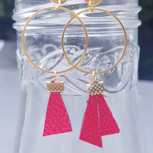 Boucles d'oreilles asymétriques en cuir bordeaux géométrique , cercle doré et puces or - acier inoxydable