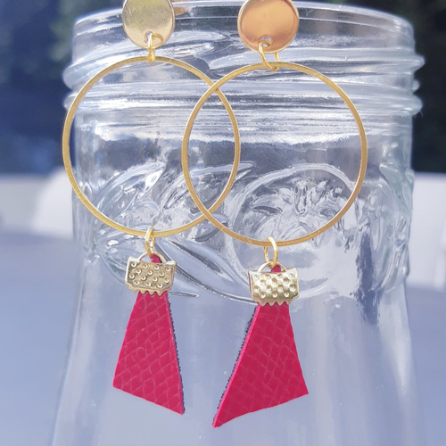Boucles d'oreilles asymétriques en cuir rouge bordeaux géométrique , cercle doré et puces or - acier inoxydable