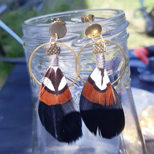 Boucles d'oreilles asymétriques plume noir marron blanc , cercle doré et puces or - acier inoxydable