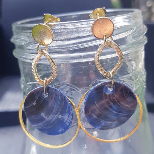 Boucles d'oreilles pastille de coquillage nacre bleu marine , cercle , breloque doré martelé et puces or - acier inoxydable