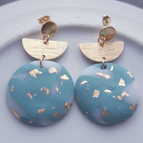 Boucles d'oreilles pastille argile polymère vague océanique blanc pailleté , demi lune doré martelé et puces or - acier inoxydable