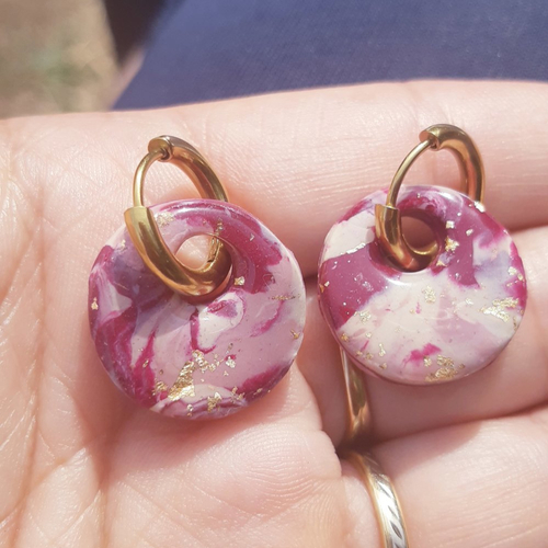 Boucles d'oreilles artisanal petit donut en argile polymère marbré rouge bordeaux blanc beige et créoles or en acier inoxydable ( 16mm )