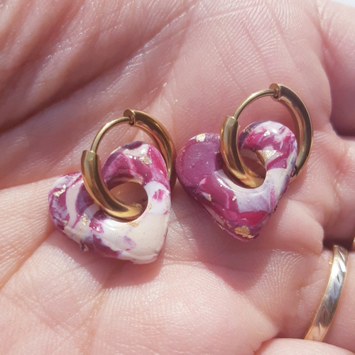 Boucles d'oreilles artisanal petit coeur en argile polymère marbré rouge bordeaux blanc beige et créoles or en acier inoxydable ( 16mm )