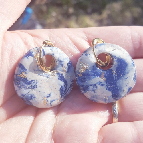 Boucles d'oreilles artisanal donut en argile polymère marbré bleu marine blanc beige et créoles or en acier inoxydable ( 16mm )