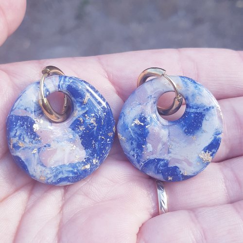 Boucles d'oreilles artisanal donut en argile polymère marbré bleu marine rose beige et créoles or en acier inoxydable ( 16mm )
