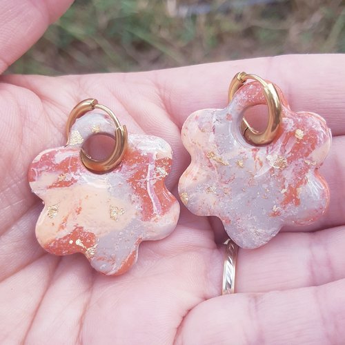 Boucles d'oreilles artisanal grande fleur en argile polymère marbré terracotta orangé gris et créoles or en acier inoxydable ( 16mm )