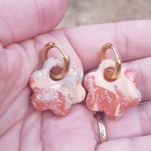 Boucles d'oreilles artisanal fleur en argile polymère marbré terracotta orangé gris et créoles or en acier inoxydable ( 16mm )