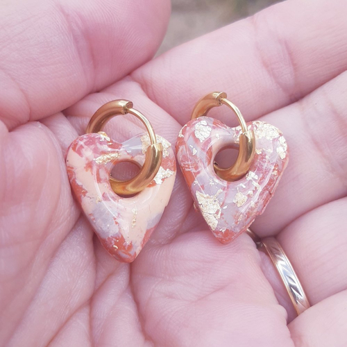 Boucles d'oreilles artisanal coeur en argile polymère marbré terracotta orangé gris et créoles or en acier inoxydable ( 16mm )