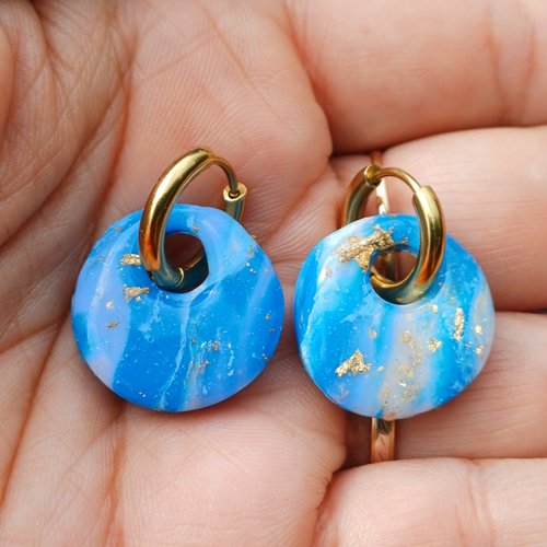 Boucles d'oreilles créoles petit donut en argile polymère marbré bleu blanc et anneaux or en acier inoxydable ( 16mm )