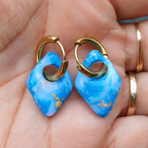 Boucles d'oreilles créoles losange en argile polymère marbré bleu blanc et anneaux or en acier inoxydable ( 16mm )