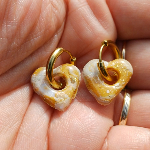 Boucles d'oreilles créoles petit coeur en argile polymère marbré jaune moutarde blanc et anneaux or en acier inoxydable ( 16mm )