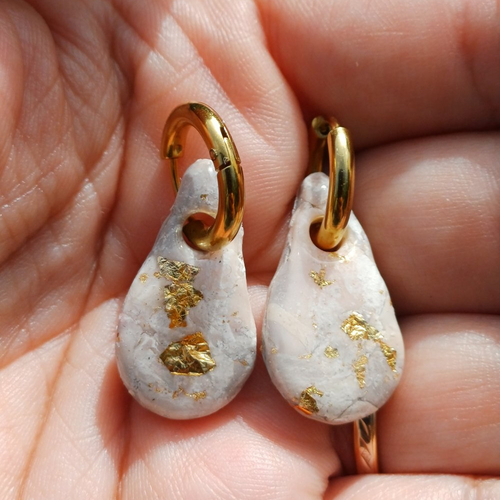 Boucles d'oreilles créoles goutte en argile polymère marbré beige taupe blanc et anneaux or en acier inoxydable ( 16mm )