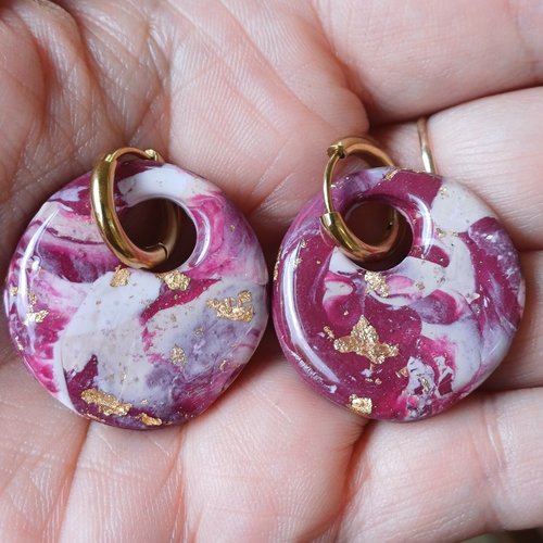 Boucles d'oreilles créoles donut artisanal en argile polymère marbré rouge bordeaux blanc beige et anneaux or en acier inoxydable (16mm)