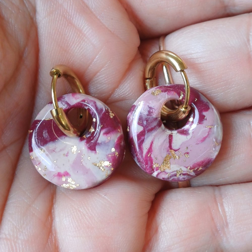 Boucles d'oreilles créoles petit donut en argile polymère marbré rouge bordeaux blanc beige et anneaux or en acier inoxydable ( 16mm )