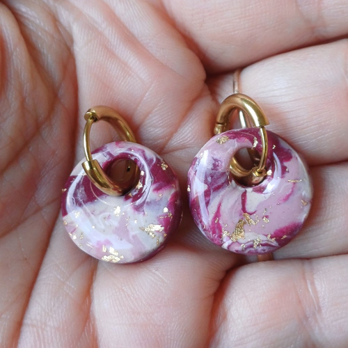 Boucles d'oreilles créoles petit donut en argile polymère marbré rouge bordeaux blanc beige et anneaux or en acier inoxydable ( 16mm )