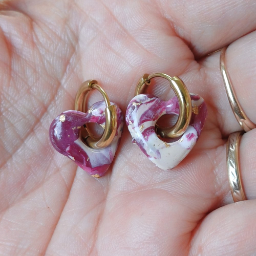 Boucles d'oreilles créoles petit coeur en argile polymère marbré rouge bordeaux blanc beige et anneaux or en acier inoxydable ( 16mm )