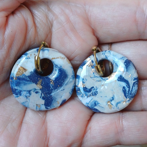 Boucles d'oreilles créoles donut en argile polymère marbré bleu marine blanc beige et anneaux or en acier inoxydable ( 16mm )