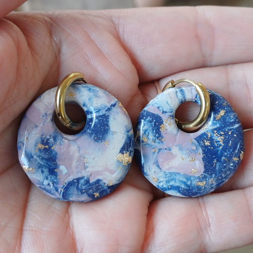 Boucles d'oreilles créoles donut en argile polymère marbré bleu marine rose beige et anneaux or en acier inoxydable ( 16mm )