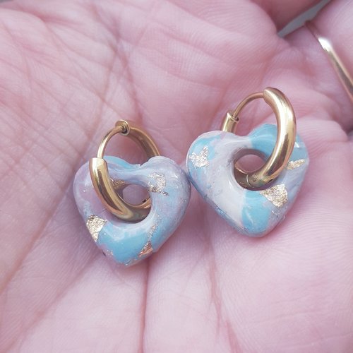 Boucles d'oreilles artisanal petit coeur en argile polymère marbré vert d'eau rose beige et créoles or en acier inoxydable ( 16mm )