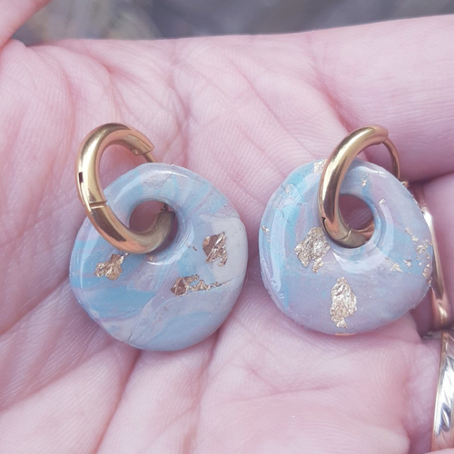 Boucles d'oreilles artisanal petit donut en argile polymère marbré vert d'eau rose beige et créoles or en acier inoxydable ( 16mm )