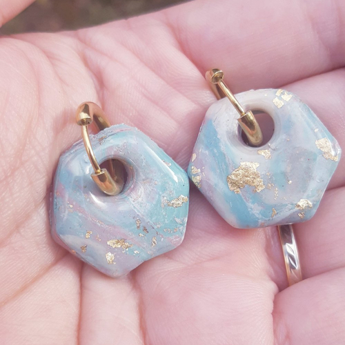 Boucles d'oreilles artisanal hexagone en argile polymère marbré vert d'eau rose beige et créoles or en acier inoxydable ( 16mm )