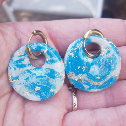 Boucles d'oreilles artisanal grand donnut en argile polymère marbré bleu blanc beige et créoles or en acier inoxydable ( 16mm )