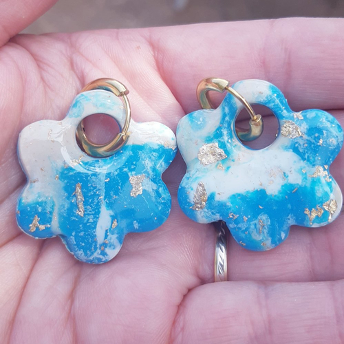 Boucles d'oreilles artisanal grande fleur en argile polymère marbré bleu blanc beige et créoles or en acier inoxydable ( 16mm )