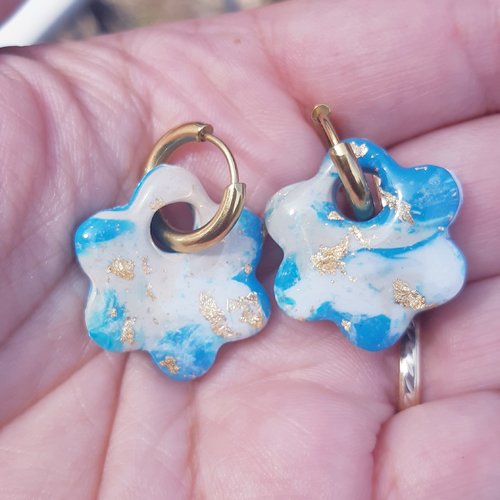 Boucles d'oreilles artisanal fleur en argile polymère marbré bleu blanc beige et créoles or en acier inoxydable ( 16mm )