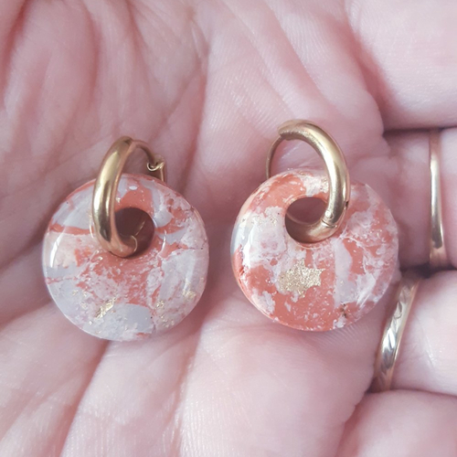 Boucles d'oreilles artisanal donut en argile polymère marbré terracotta orangé gris et créoles or en acier inoxydable ( 16mm )